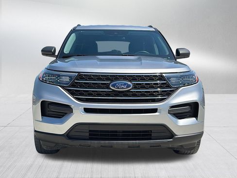 Used 2024 Ford Explorer XLT AWD/4WD image 2