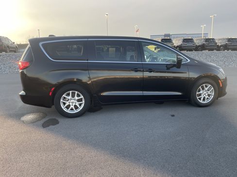 Used 2022 Chrysler Voyager LX image 2