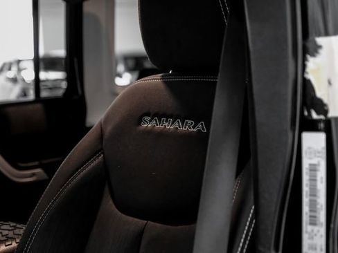 Used 2018 Jeep Wrangler Unlimited Sahara w/ Connectivity Group image 28