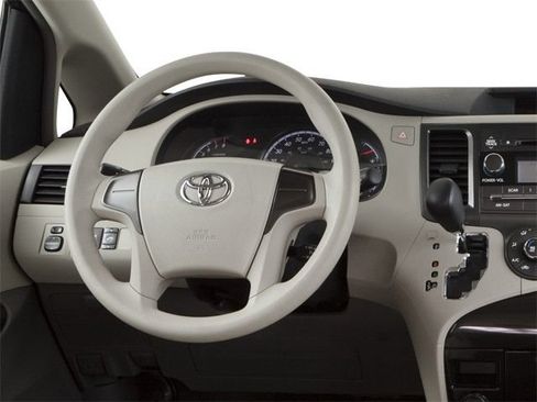 Used 2013 Toyota Sienna XLE FWD image 4