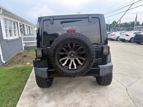Used 2018 Jeep Wrangler Unlimited Sahara w/ Connectivity Group AWD/4WD image 9
