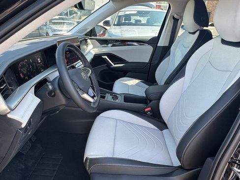 New 2025 Volkswagen Tiguan SE image 15