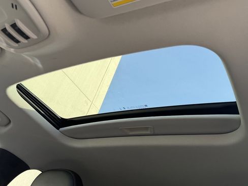 Used 2024 Chevrolet Trax LT w/ Sunroof Package image 24