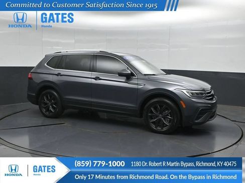 Used 2024 Volkswagen Tiguan SE FWD image 1