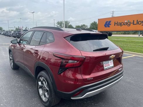 Used 2025 Chevrolet Trax LT FWD image 31