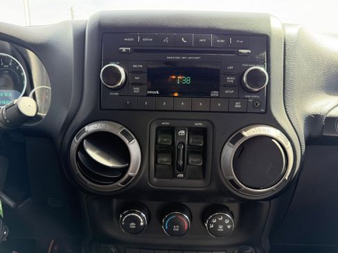 Used 2017 Jeep Wrangler Unlimited Sport w/ Connectivity Group image 28