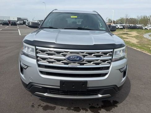 Used 2018 Ford Explorer XLT AWD/4WD image 3