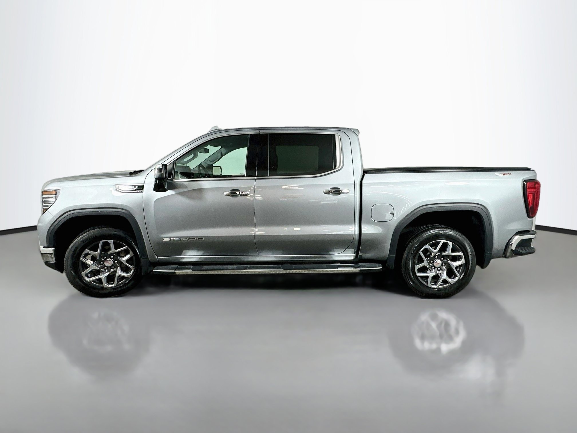 Used 2024 GMC Sierra 1500 SLT w/ SLT Premium Plus Package AWD/4WD image 4