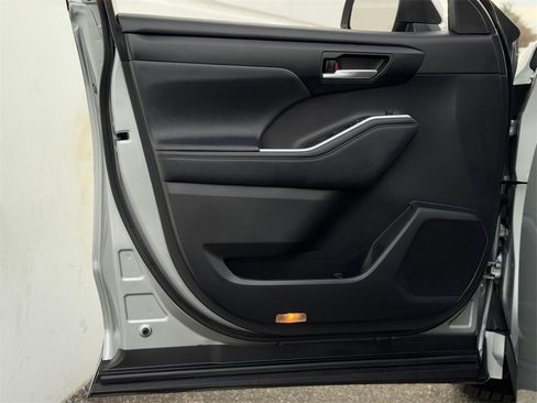 Certified 2023 Toyota Highlander XLE image 10