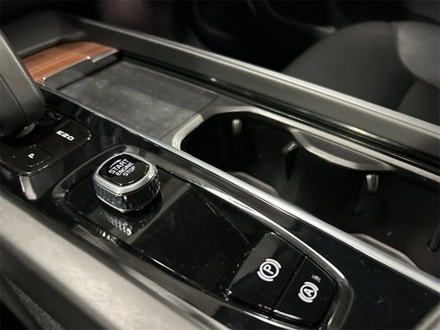 Certified 2022 Volvo XC60 B5 Momentum w/ Climate Package image 21