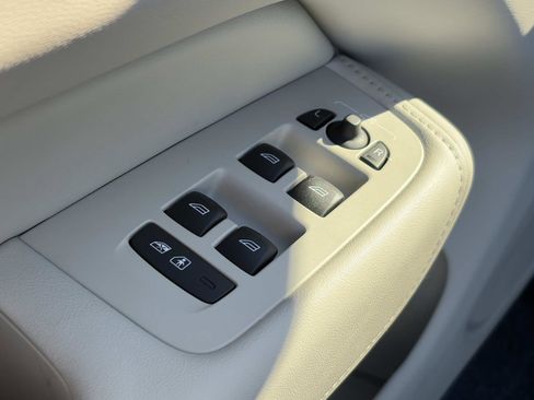 Certified 2023 Volvo XC60 B5 Plus w/ Climate Package image 17