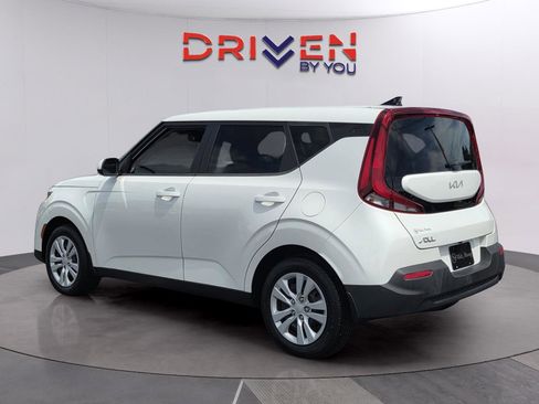 Used 2022 Kia Soul LX image 3