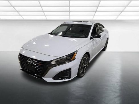 Used 2024 Nissan Altima 2.5 SR w/ SR Premium Package FWD image 9