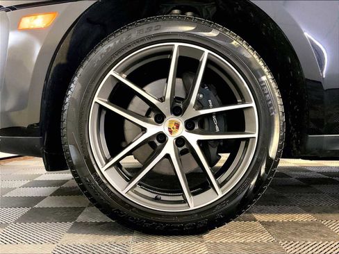 Certified 2025 Porsche Macan image 11
