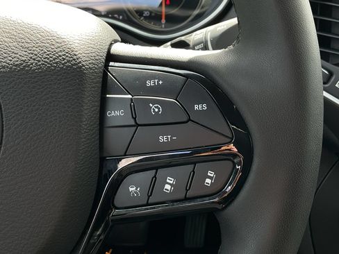 Used 2023 Jeep Cherokee Altitude Lux AWD/4WD image 32