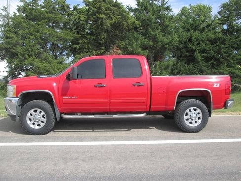 Used 2011 Chevrolet Silverado 2500 LT w/ Interior Plus Package AWD/4WD image 2