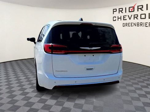 Used 2024 Chrysler Pacifica Touring-L FWD image 7