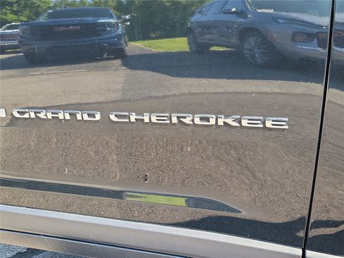 Used 2023 Jeep Grand Cherokee L Laredo w/ Luxury Tech Group I AWD/4WD image 7