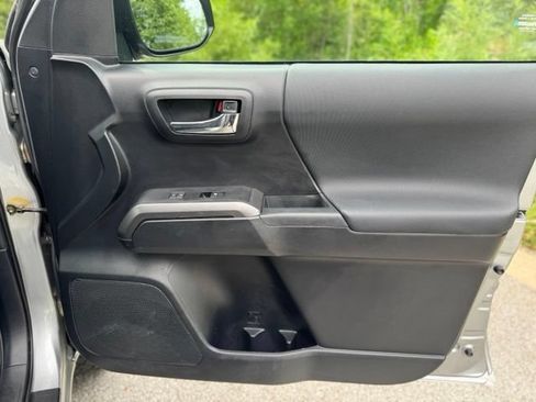 Used 2019 Toyota Tacoma TRD Off-Road AWD/4WD image 18