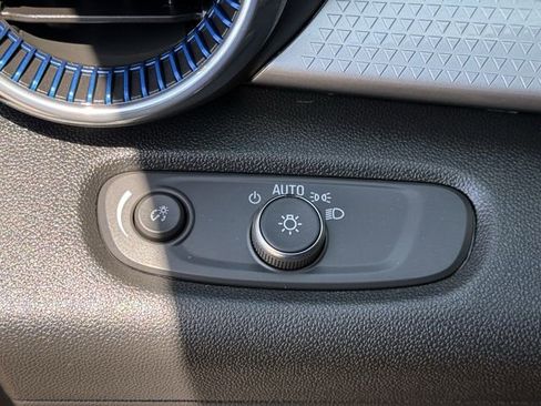 Certified 2025 Chevrolet Trax LT FWD image 26