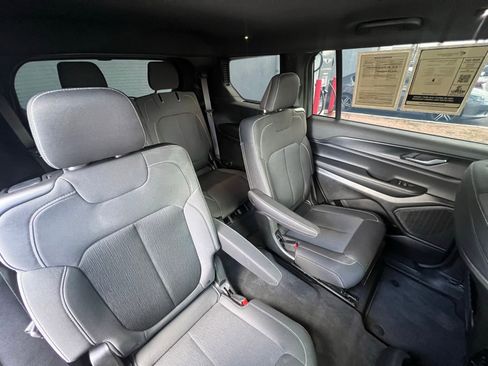 Used 2025 Jeep Grand Cherokee L Laredo RWD image 19