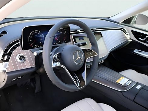 Used 2025 Mercedes-Benz E 350 4MATIC Sedan image 19