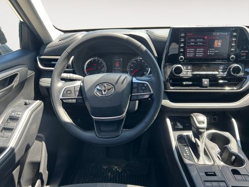 Used 2022 Toyota Highlander LE AWD/4WD image 12