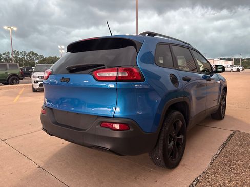Used 2017 Jeep Cherokee Sport FWD image 5