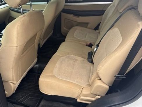 Used 2017 Ford Explorer XLT FWD image 11