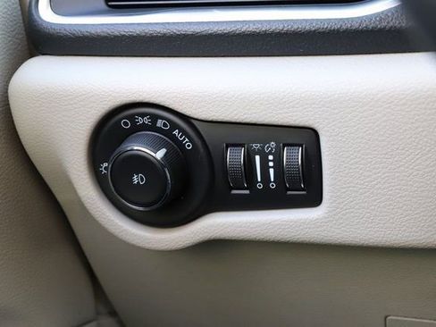 Used 2024 Chrysler Pacifica Limited image 39