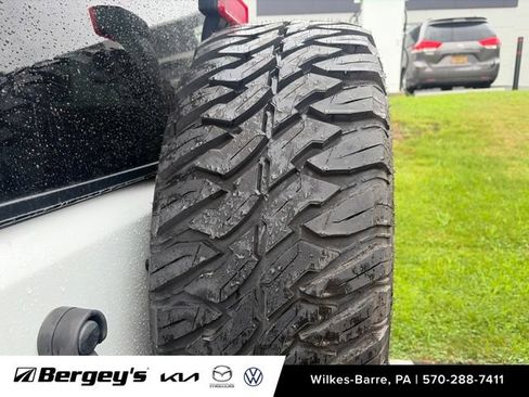 Used 2017 Jeep Wrangler Unlimited Sahara AWD/4WD image 5