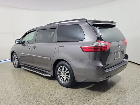 Used 2020 Toyota Sienna XLE Premium FWD image 7