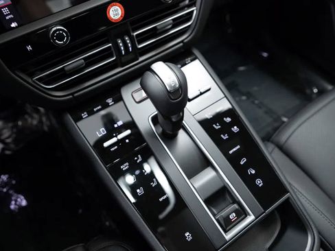 Certified 2026 Porsche Macan AWD/4WD image 29