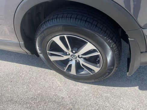 Used 2018 Toyota RAV4 XLE AWD/4WD image 15