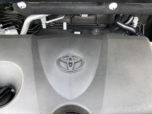 Used 2025 Toyota RAV4 XLE FWD image 28