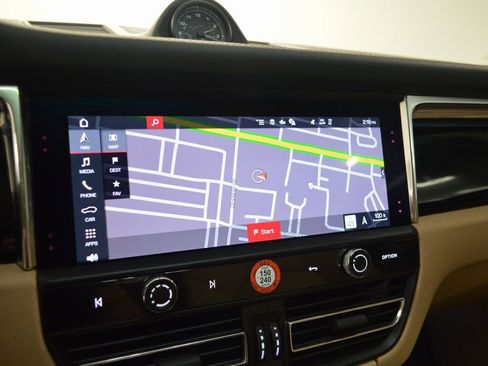 Certified 2025 Porsche Macan AWD/4WD image 27