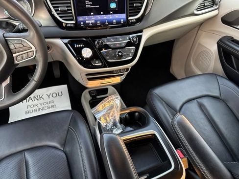 Used 2024 Chrysler Pacifica Touring-L FWD image 22