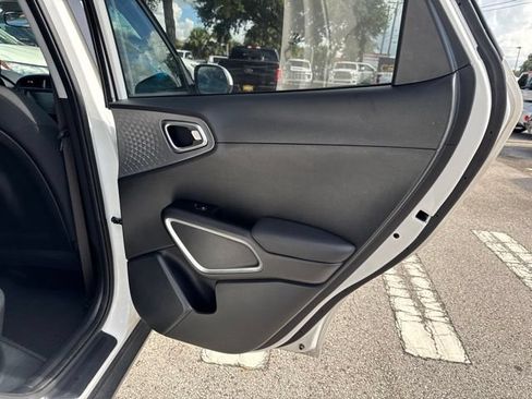 Used 2025 Kia Soul LX w/ LX Technology Package FWD image 18