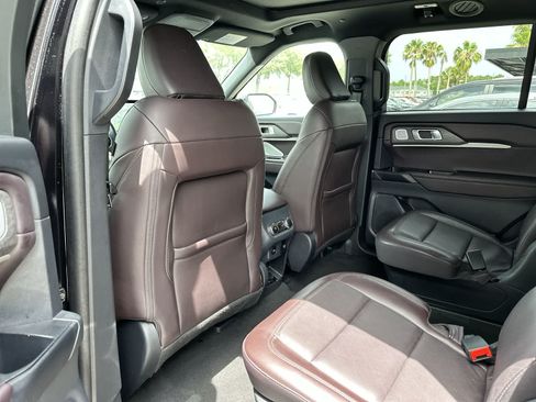 Used 2025 Ford Explorer Platinum RWD image 18