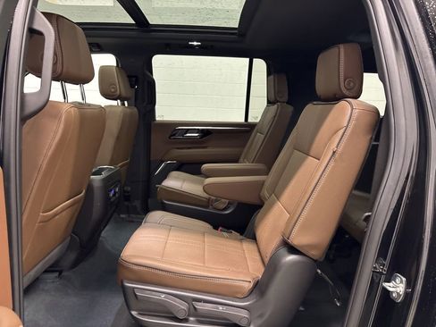 Used 2026 Chevrolet Suburban High Country AWD/4WD image 31