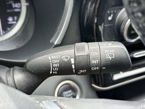 Used 2021 Toyota Highlander XLE AWD/4WD image 25