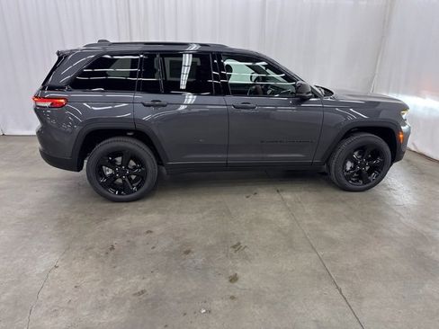 New 2025 Jeep Grand Cherokee Limited w/ Black Appearance Package image 32