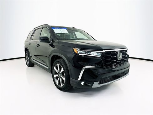 Certified 2025 Honda Pilot Touring image 3