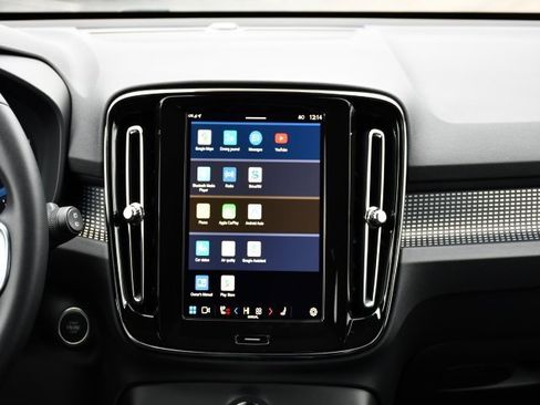 Certified 2025 Volvo XC40 B5 Plus image 25