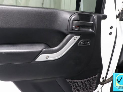 Used 2016 Jeep Wrangler Unlimited Rubicon w/ Max Tow Package image 21