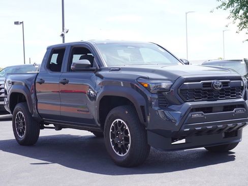 Used 2025 Toyota Tacoma TRD Off-Road w/ TRD Off Road Upgrade Package AWD/4WD image 4