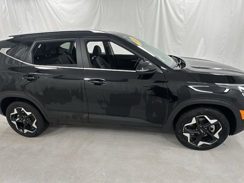 Used 2024 Kia Seltos EX image 2