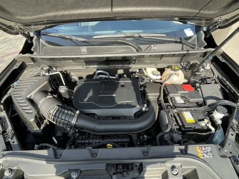 Used 2023 GMC Acadia SLE image 26