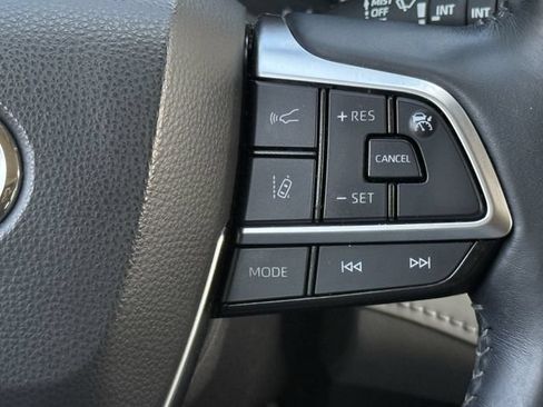 Used 2021 Toyota Highlander XLE FWD image 16