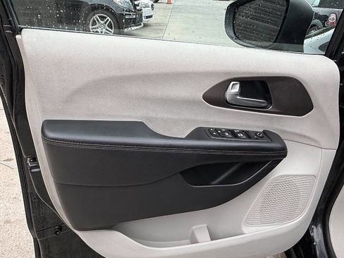 Used 2017 Chrysler Pacifica Touring FWD image 27